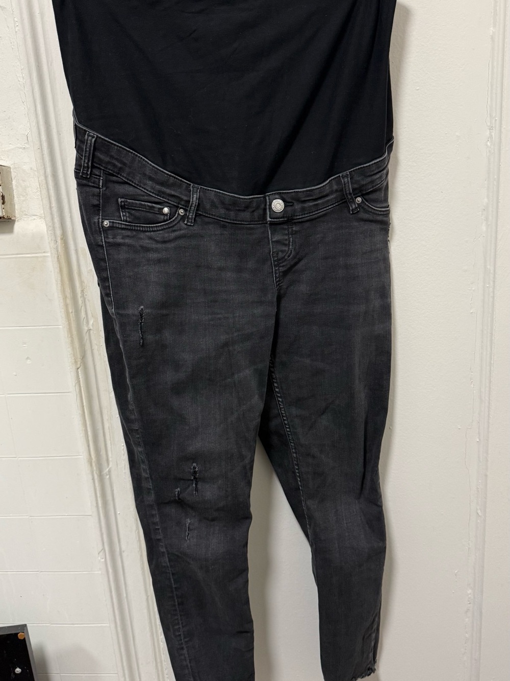 Women’s maternity  H&M size L Black Distressed Skinny Jeans